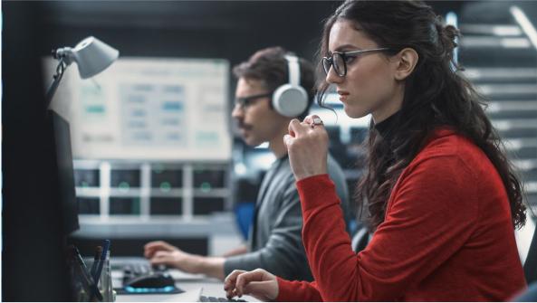 empleados trabajando en la oficina