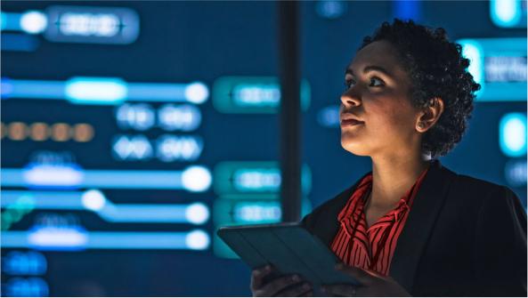 Mujer con una Tablet analizando datos