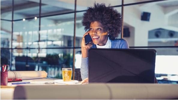 Una mujer hablando por teléfono en la oficina