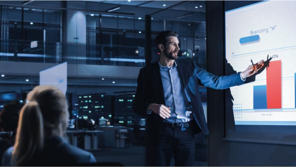Consultor en ciberseguridad presenta datos al cliente