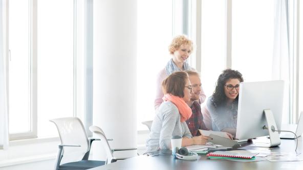 un equipo trabajando en la oficina con un ordenador