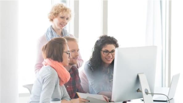 un equipo de trabajo delante de un ordenador