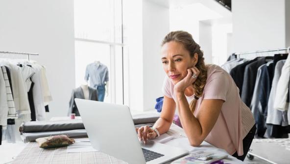 una chica trabajando con su portátil