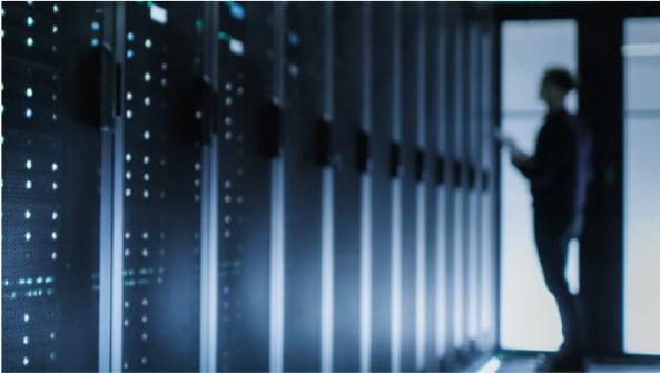 una persona trabajando en un servidor