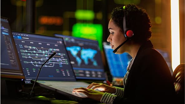 Consultor en ciberseguridad presenta datos al cliente