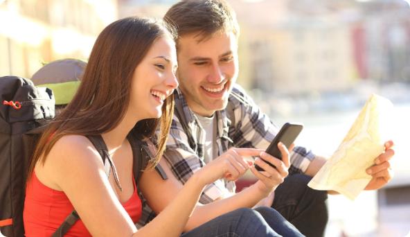 una pareja de jóvenes mirando un móvil