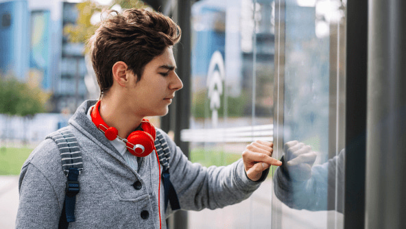 un chico con una pantalla digital