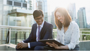 Cinco personas en la oficina de Vodafone