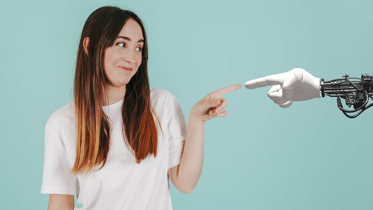 Chica dedo robot