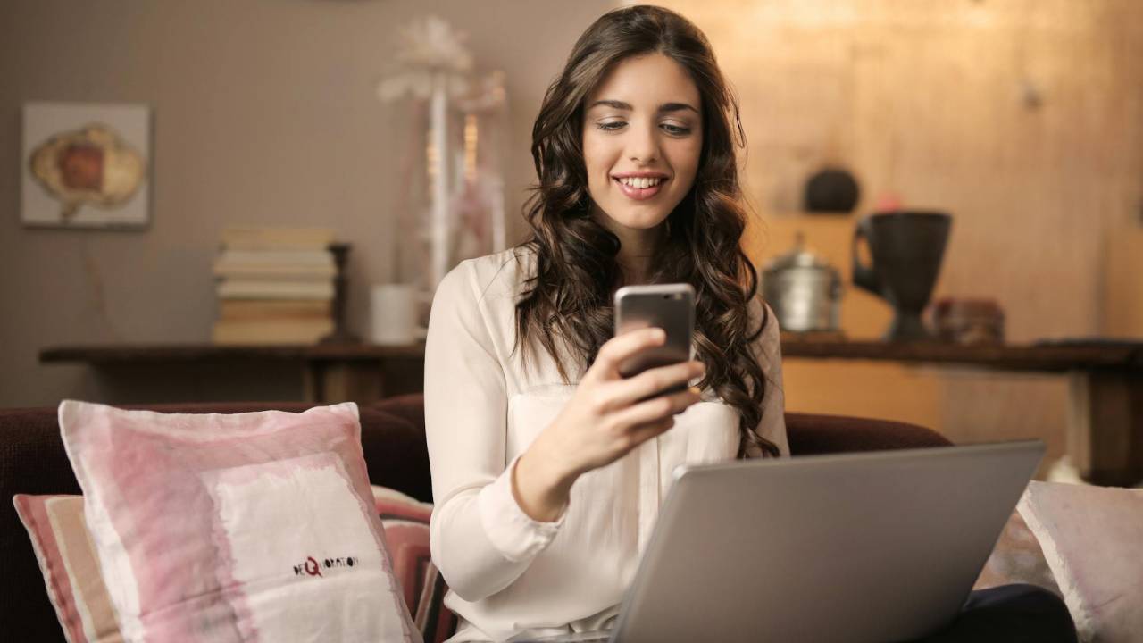 chica sonriendo movil ordenador