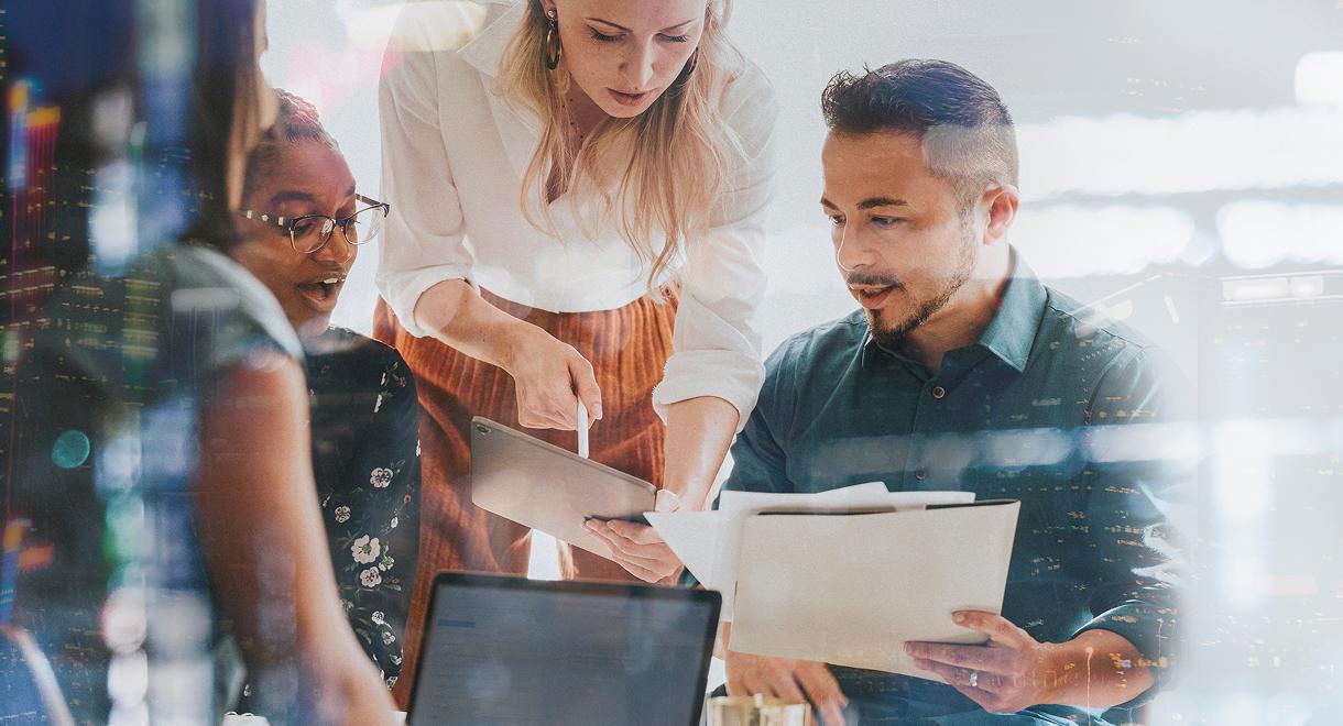 un equipo de trabajo reunido