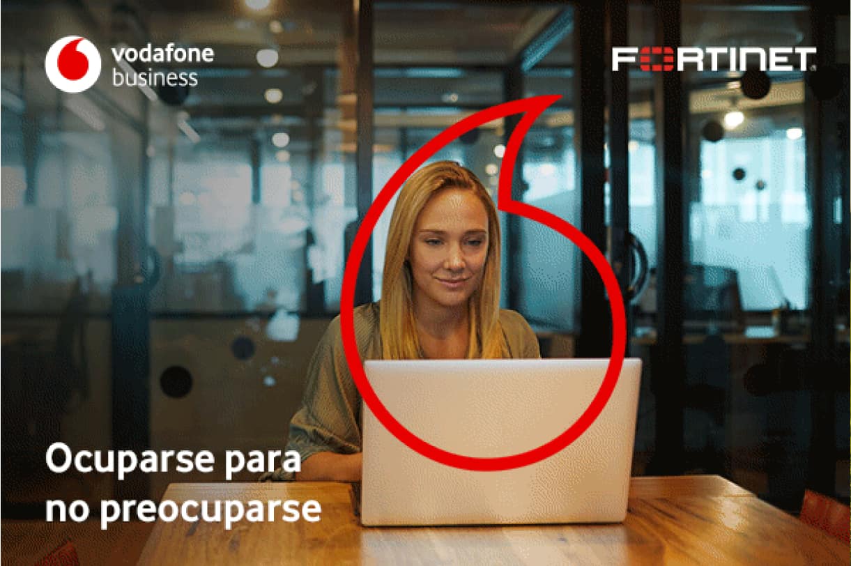 una chica con su portátil