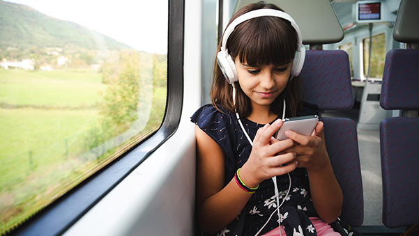 chica en un tren conectada con su móvil