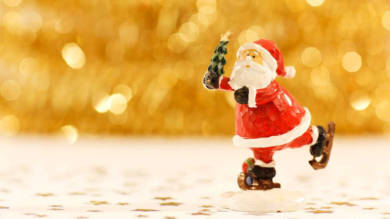 una figurita navideña representando a Papá Noel patinando sobre hielo