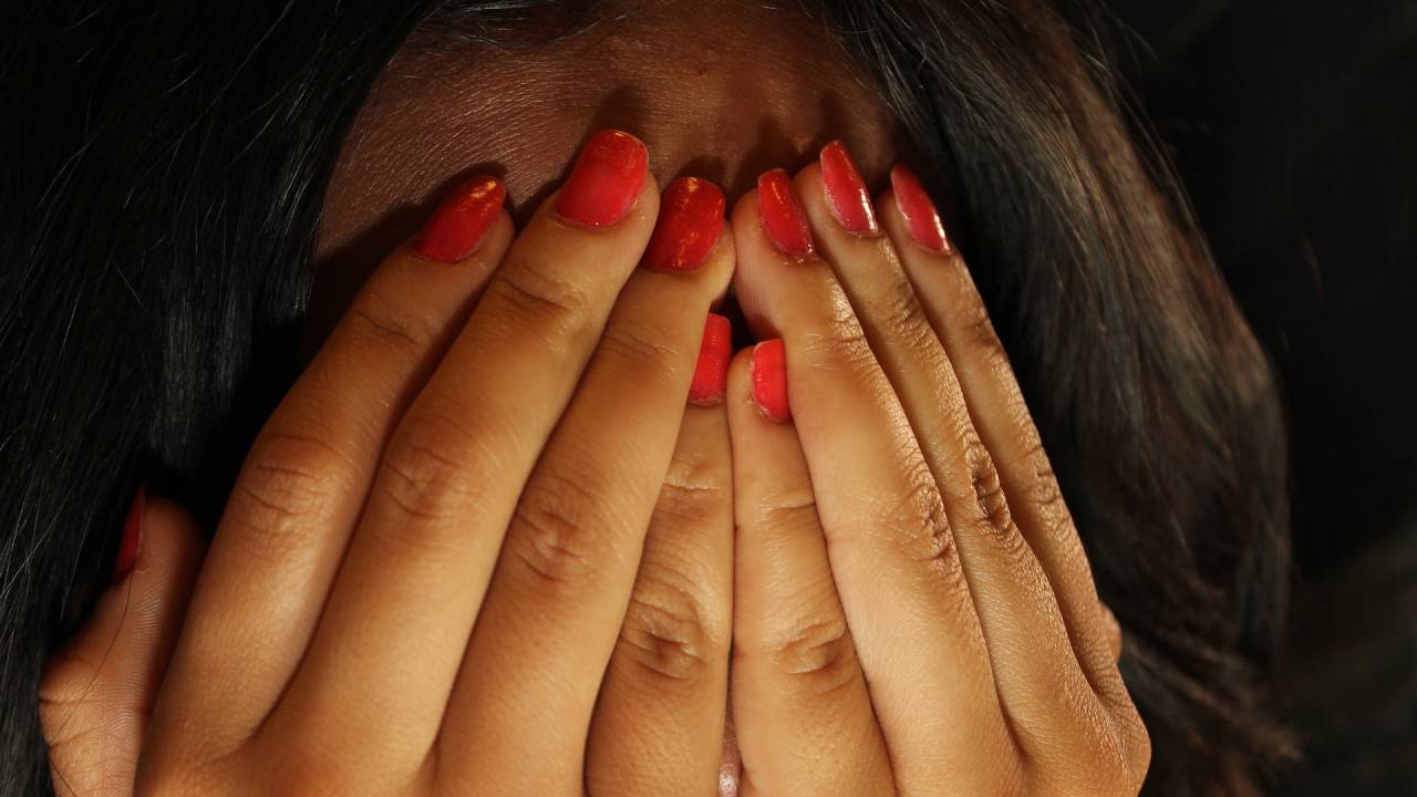 una chica tapandose la cara con las manos porque tiene miedo