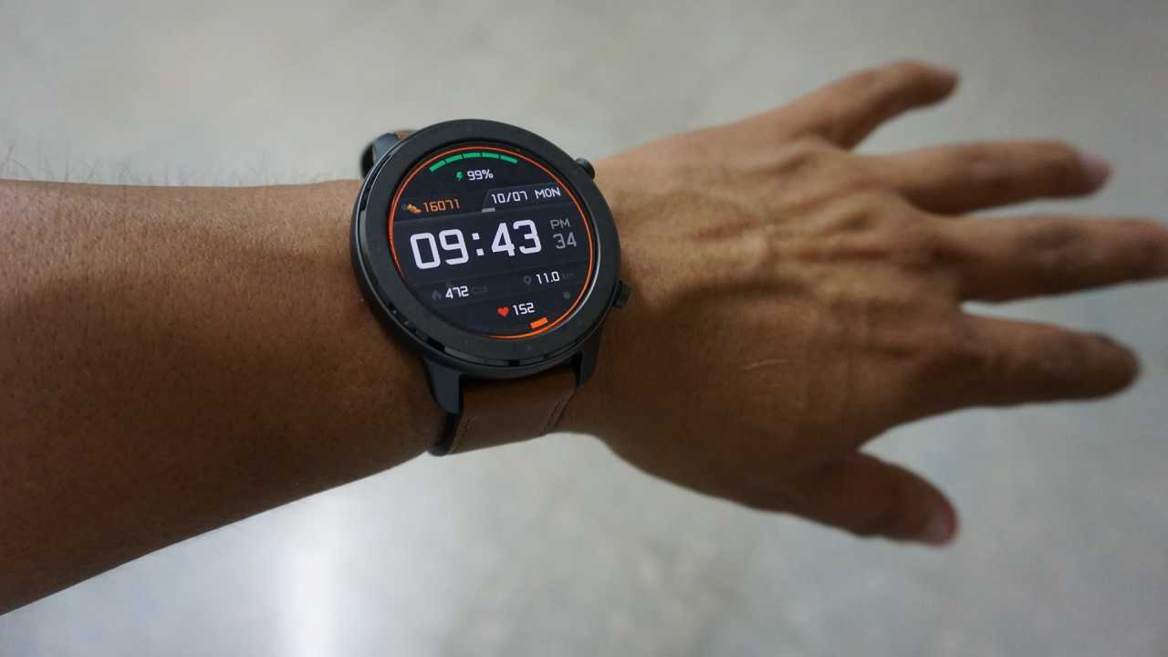 un brazo mostrando un smartwatch