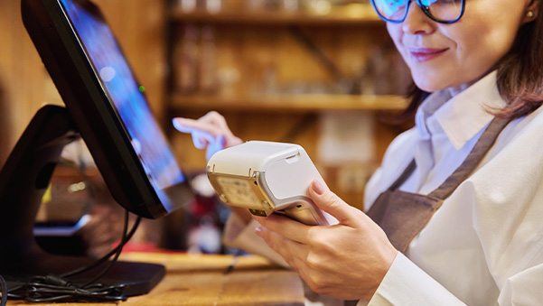  TPV vs. Datáfono: Diferencias y qué elegir para cobrar con tarjeta (Guía de Facilidades)