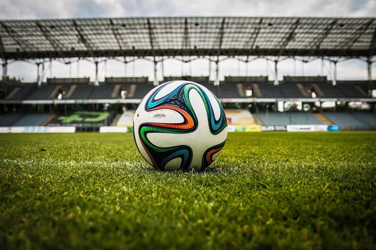 un balón en un campo de fútbol
