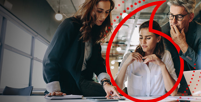 empresaria usando el móvil