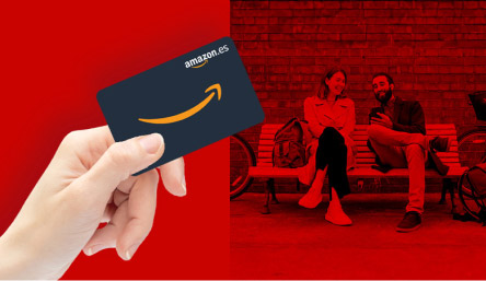Chica feliz con tarjeta regalo de Amazon