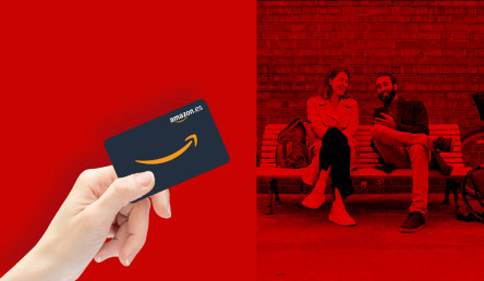 Chica contenta con una tarjeta regalo de Amazon