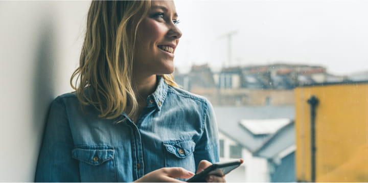 una mujer con su móvil