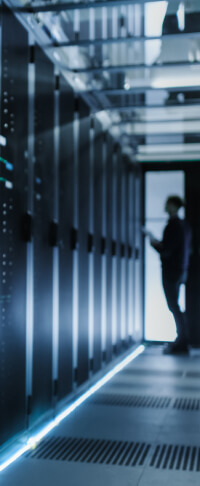 una mano tocando cables y botones