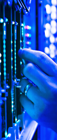 una mano tocando cables y botones