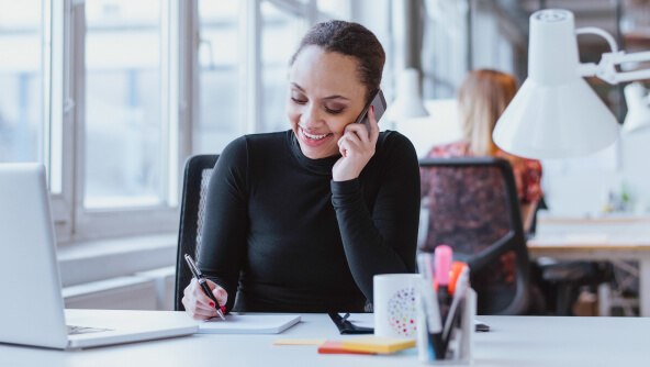 una mujer trabajando desde su oficina