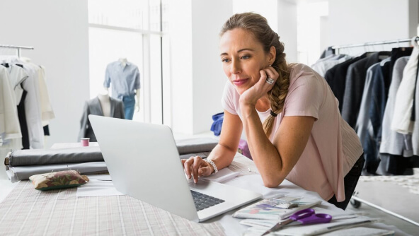 una chica trabajando con su portatil