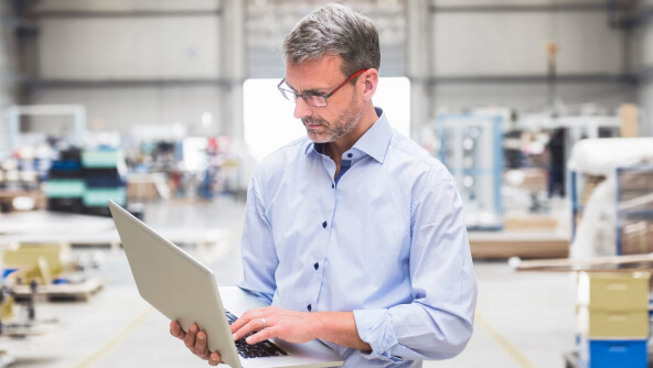 un home treballant amb el seu portàtil